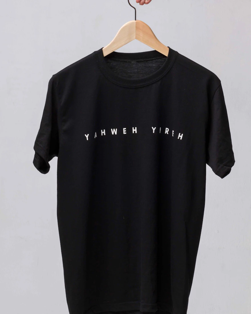 Remera Negra Essential